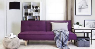 Canapé violet dans salon aux tons clairs